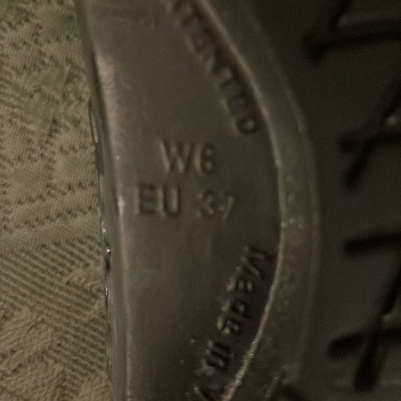 OOFO’S   flip flop size 6W woman’s silver slate grey - Picture 11 of 12